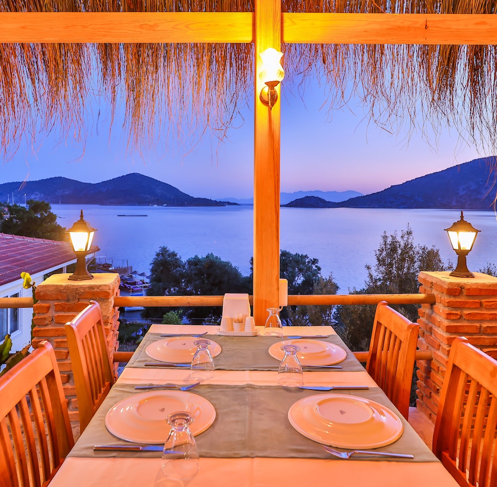 almond bungalow hotel