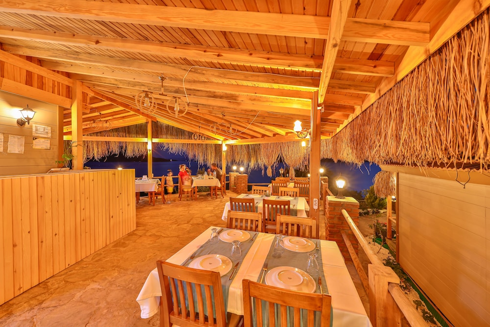 almond bungalow hotel