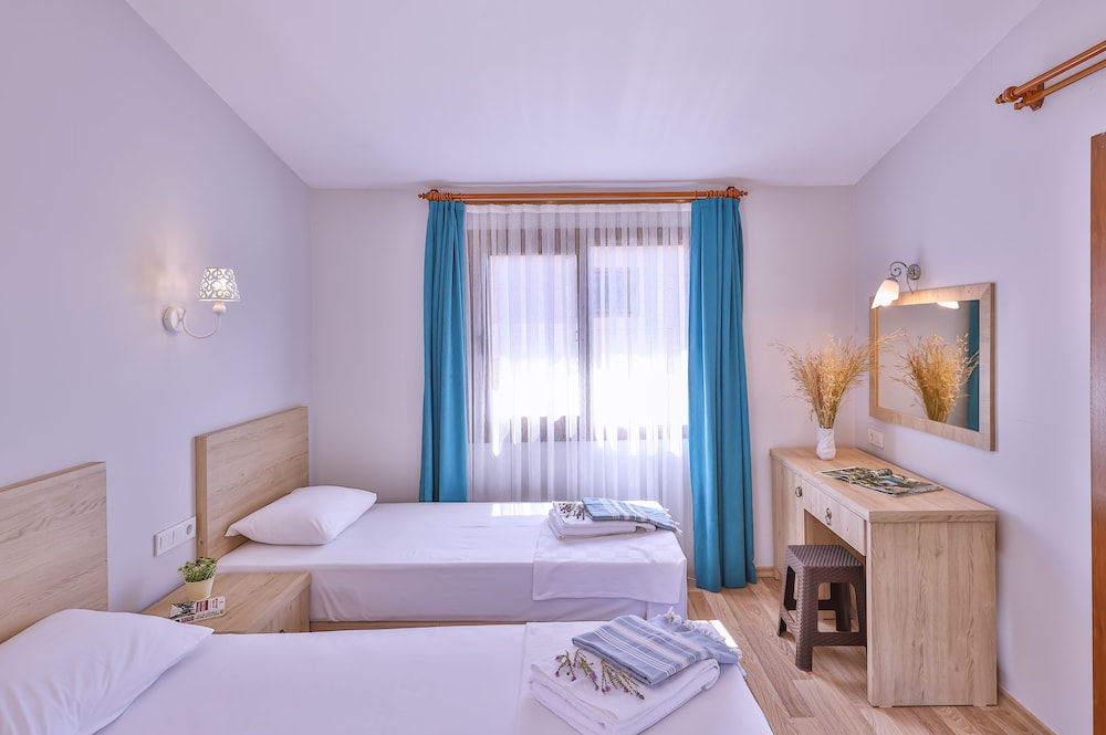 almond bungalow hotel