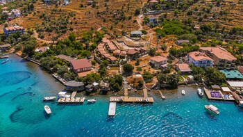 almond bungalow hotel