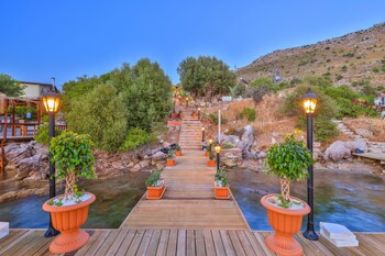 almond bungalow hotel