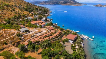 almond bungalow hotel