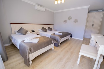 icarus hotel