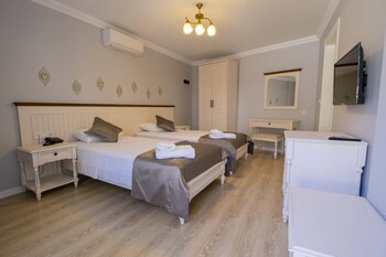 icarus hotel