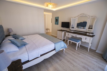 icarus hotel