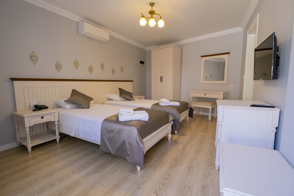 icarus hotel