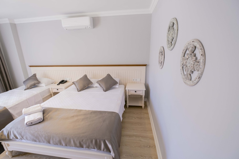 icarus hotel