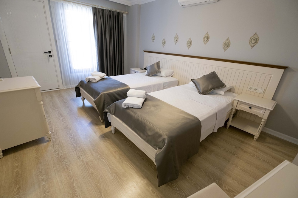 icarus hotel