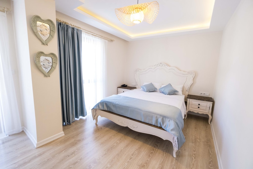 icarus hotel
