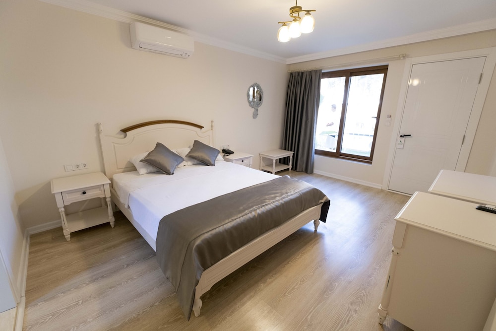 icarus hotel