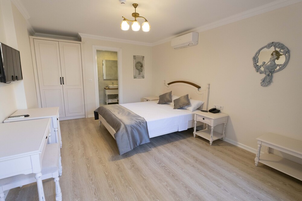 icarus hotel
