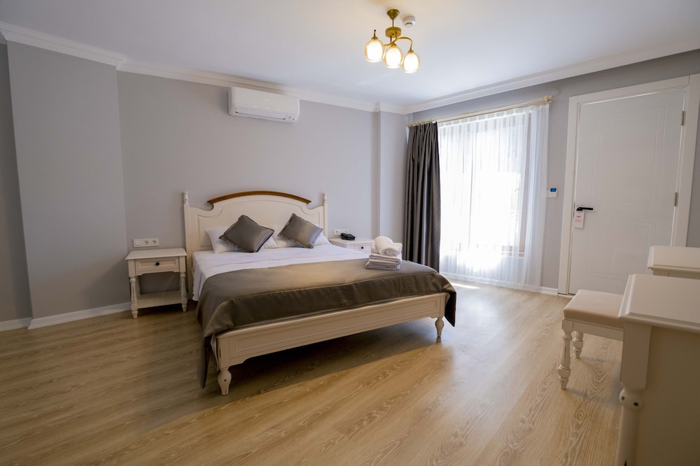 icarus hotel
