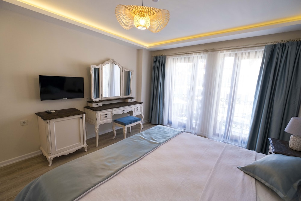 icarus hotel
