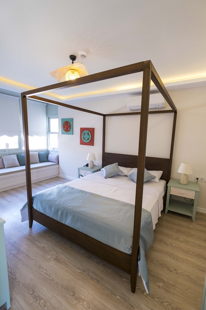 icarus hotel
