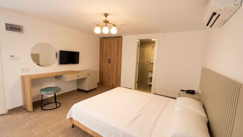 icarus hotel