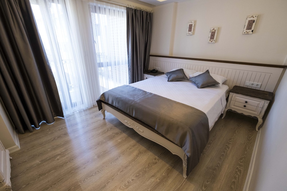 icarus hotel