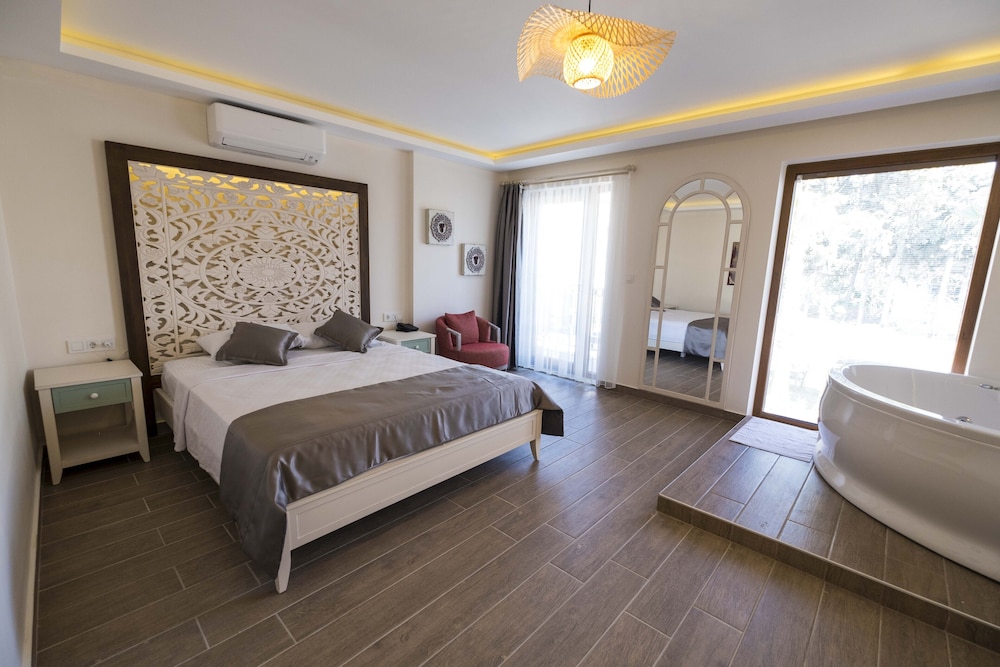 icarus hotel