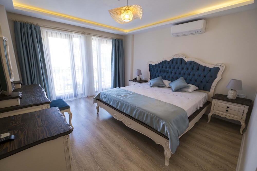 icarus hotel