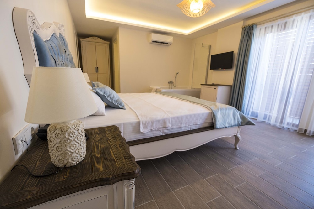 icarus hotel