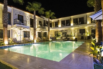 icarus hotel