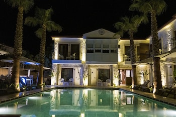 Icarus Hotel,,3 star
