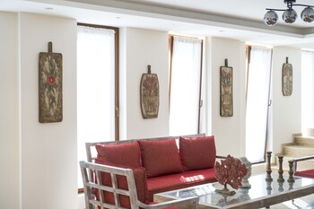 icarus hotel