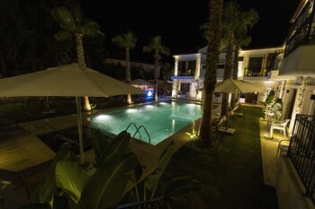 icarus hotel