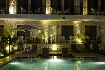 icarus hotel