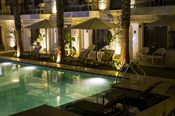 icarus hotel