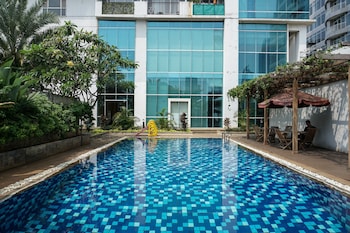 stunning studio apartment at ambassade residences