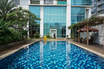 stunning studio apartment at ambassade residences