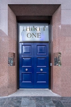 cavern quarter apts 31 north john st