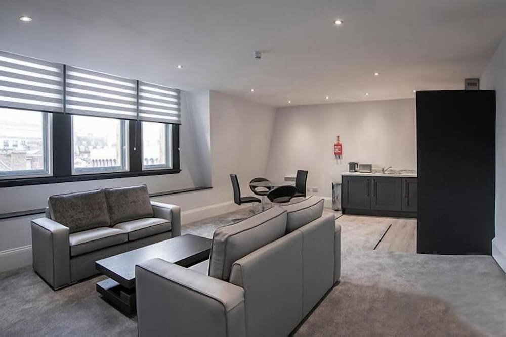cavern quarter apts 31 north john st