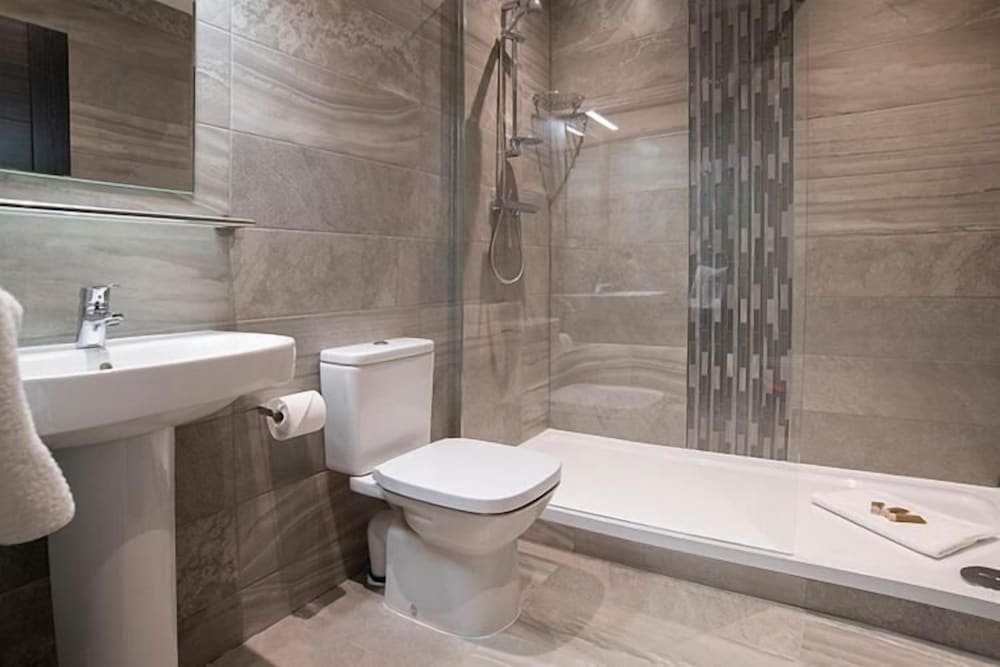 cavern quarter apts 31 north john st