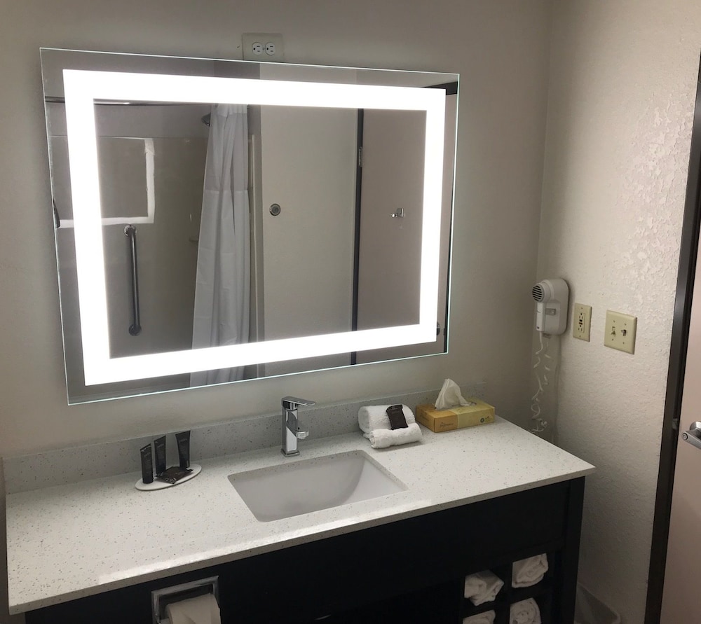 comfort inn and suites liverpool clay