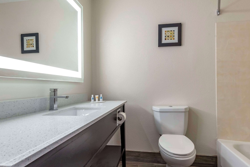 comfort inn and suites liverpool clay