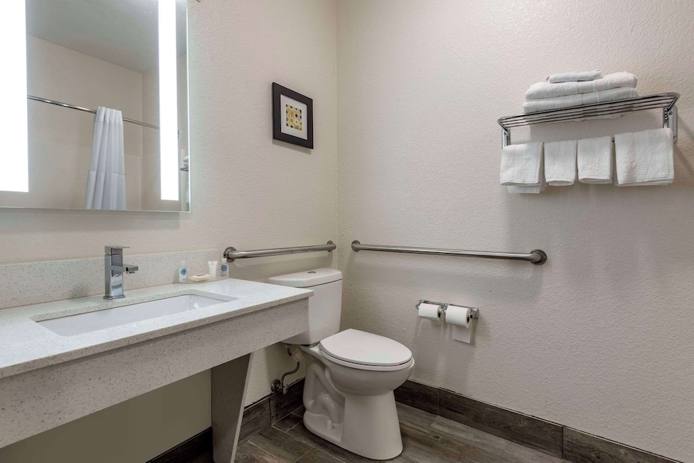 comfort inn and suites liverpool clay