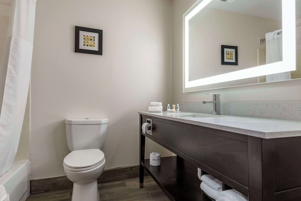 comfort inn and suites liverpool clay