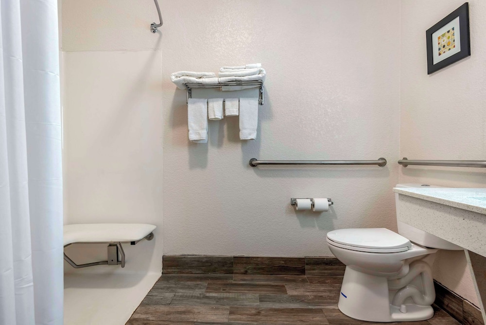 comfort inn and suites liverpool clay