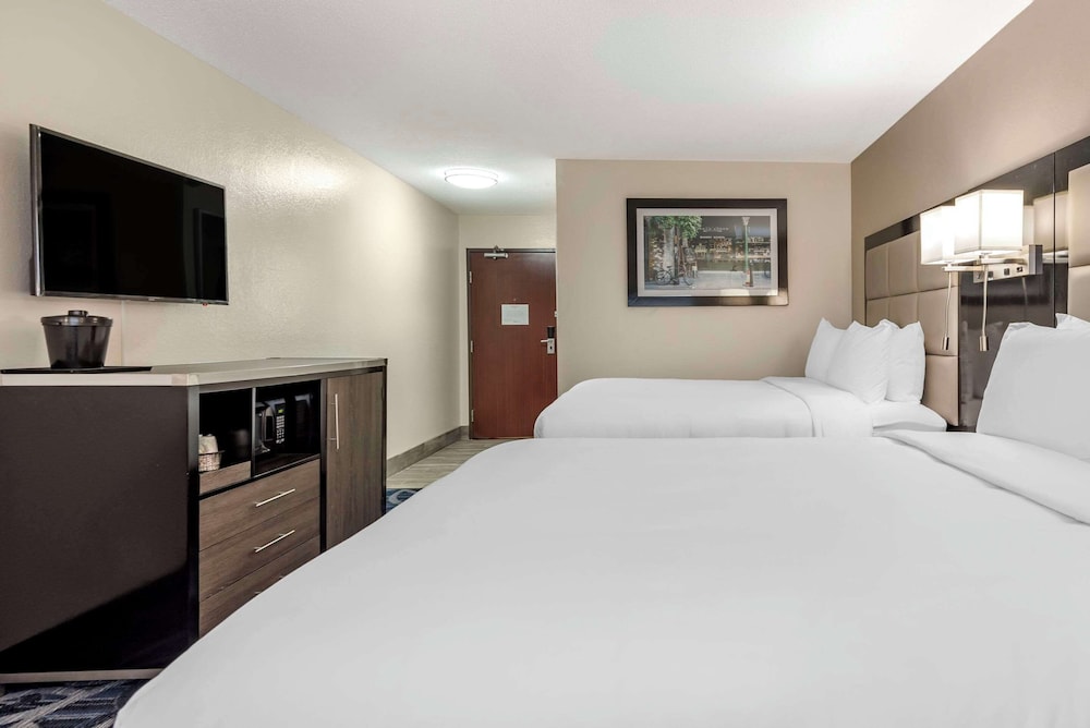 comfort inn and suites liverpool clay