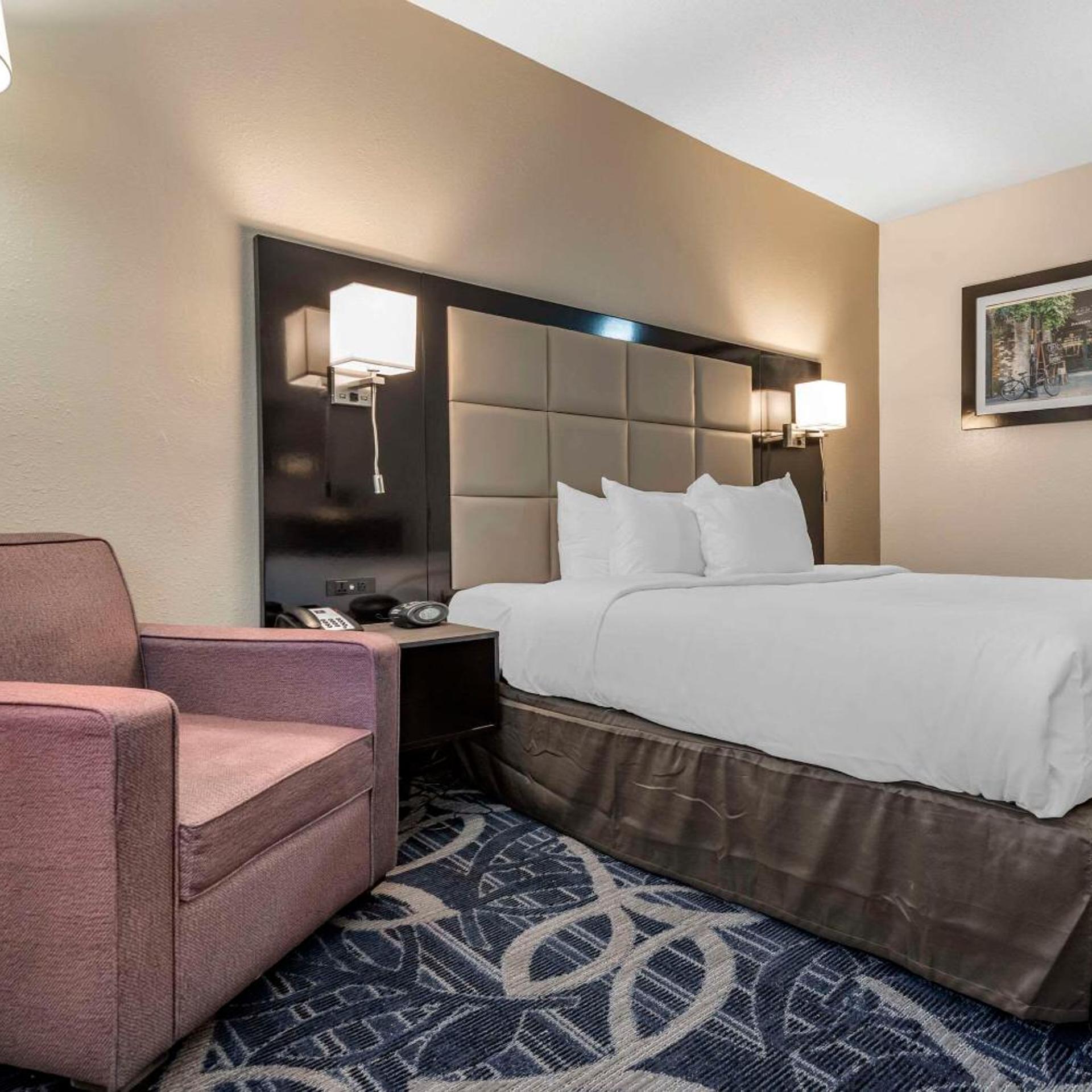 comfort inn and suites liverpool clay