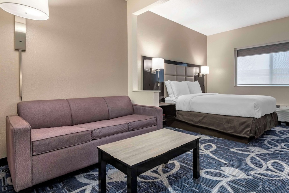 comfort inn and suites liverpool clay