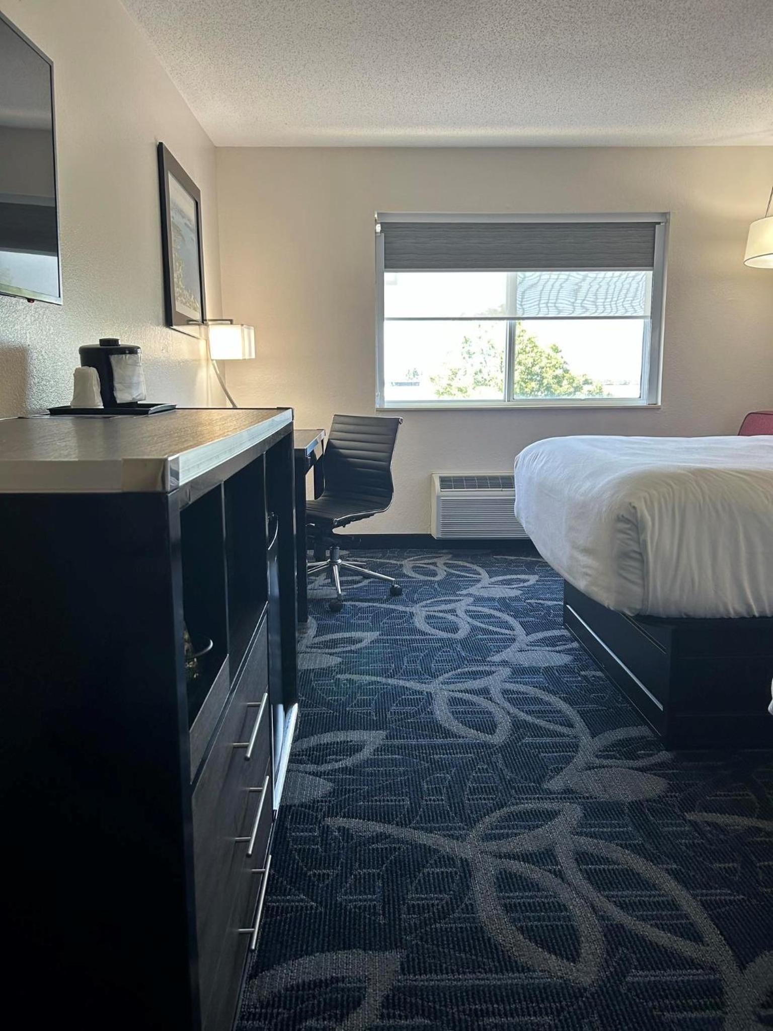 comfort inn and suites liverpool clay