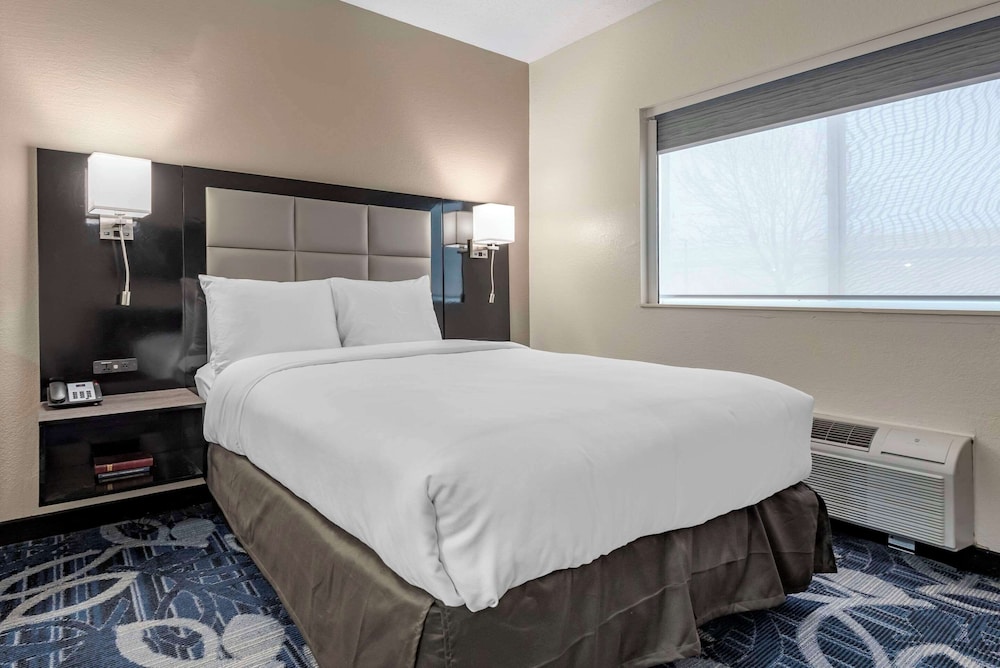 comfort inn and suites liverpool clay