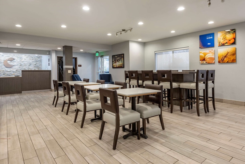 comfort inn and suites liverpool clay