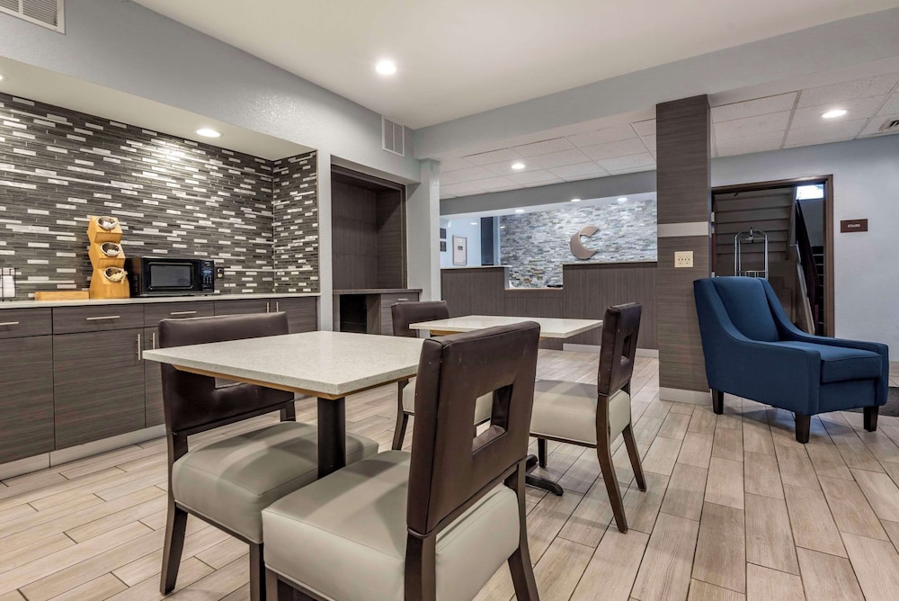 comfort inn and suites liverpool clay