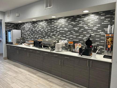 comfort inn and suites liverpool clay