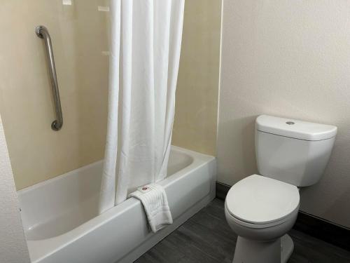 comfort inn and suites liverpool clay