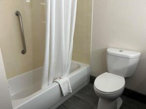 comfort inn and suites liverpool clay