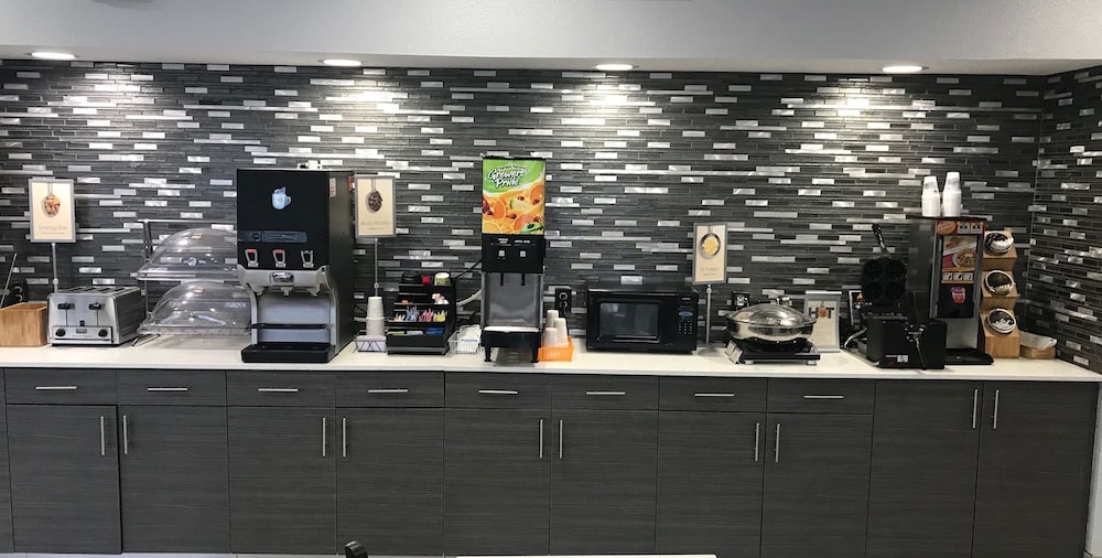 comfort inn and suites liverpool clay